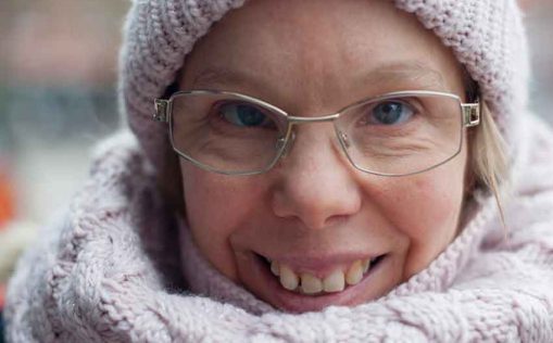 En kvinna med funktionsnedsättning.