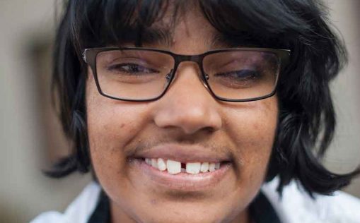 En kvinna med funktionsnedsättning.