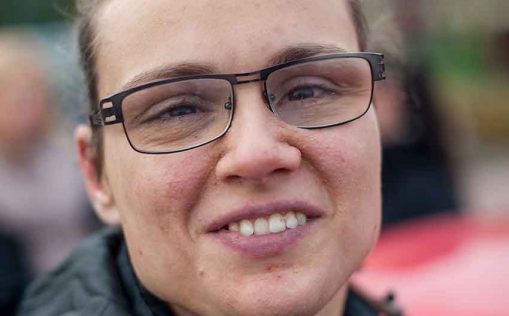 En kvinna med funktionsnedsättning.