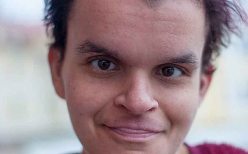 En kvinna med funktionsnedsättning.