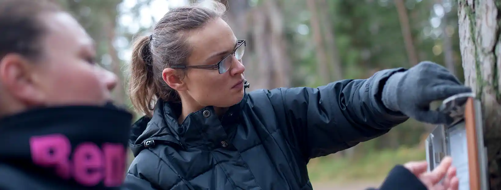 Två personer vid ett träd