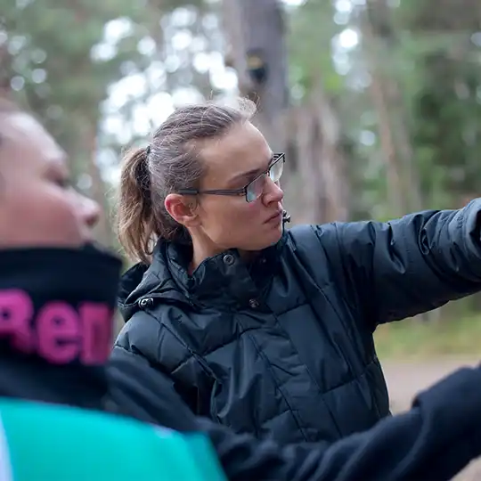 Två personer vid ett träd